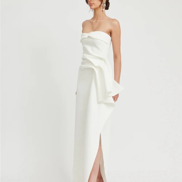 Elegant White Strapless Dress - Picture 2 of 8